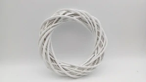 Veniec prútený biely 25 cm